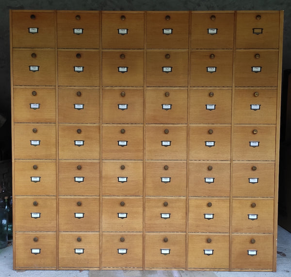 Meuble de notaire vintage 42 clapets en bois - Le Sélectionneur - Brocante en ligne