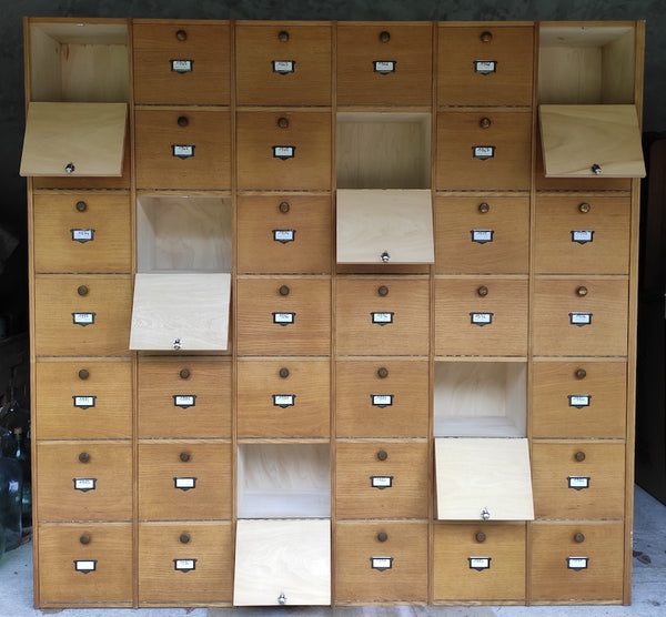 Meuble de notaire vintage 42 clapets en bois - Le Sélectionneur - Brocante en ligne