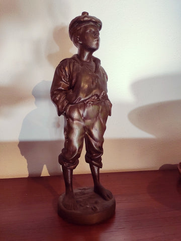 Statuette Gavroche siffleur en plâtre patiné - Le Sélectionneur - Brocante en ligne