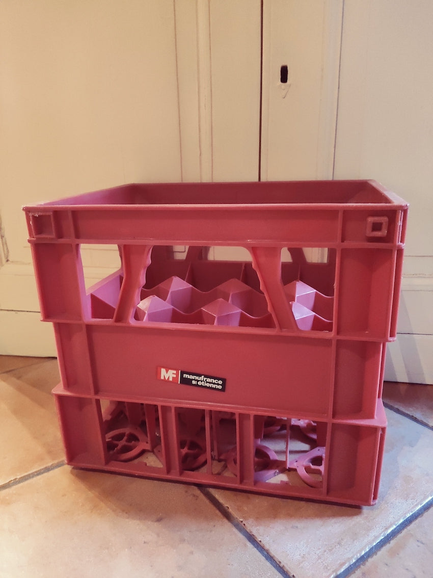 Casier 12 bouteilles ManuFrance en plastique rouge années 80 - Le Sélectionneur - Brocante en ligne