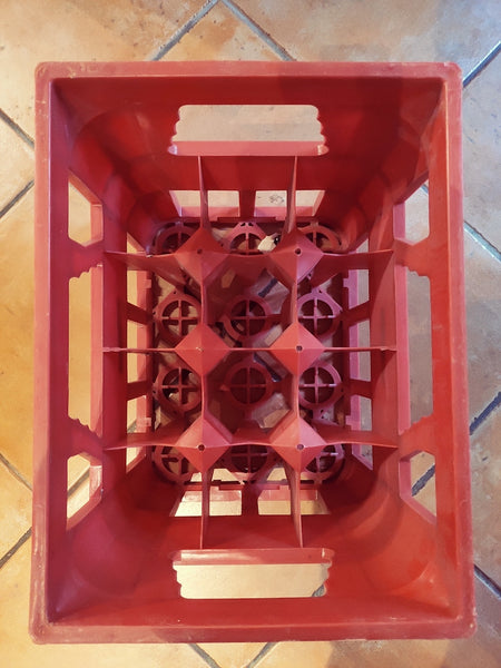 Casier 12 bouteilles ManuFrance en plastique rouge années 80 - Le Sélectionneur - Brocante en ligne