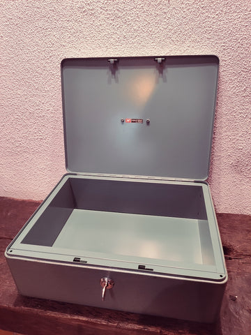 Ancienne caissette, coffre fort Manufrance années 80 - Le Sélectionneur - Brocante en ligne