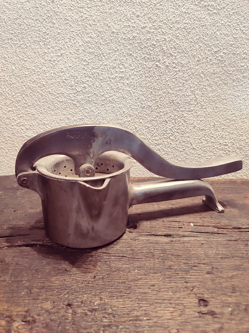 Presse agrumes ancien en métal Pamplemouss Luxe - Le Sélectionneur - Brocante en ligne