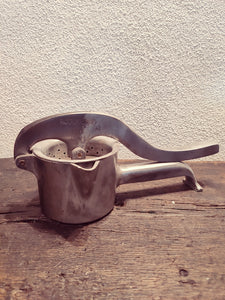 Presse agrumes ancien en métal Pamplemouss Luxe - Le Sélectionneur - Brocante en ligne