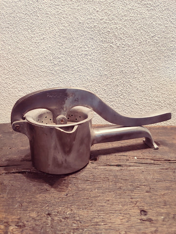Presse agrumes ancien en métal Pamplemouss Luxe - Le Sélectionneur - Brocante en ligne