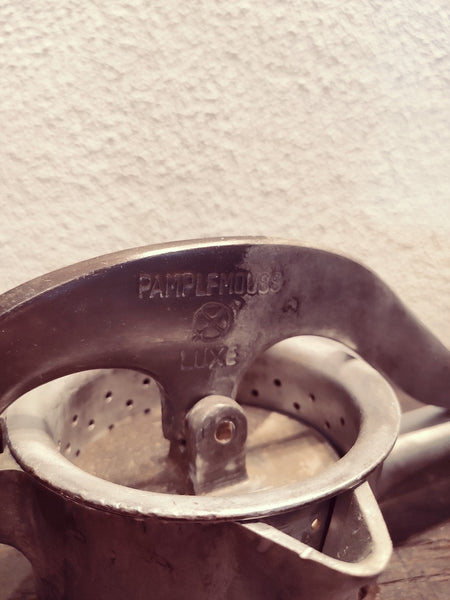 Presse agrumes ancien en métal Pamplemouss Luxe - Le Sélectionneur - Brocante en ligne