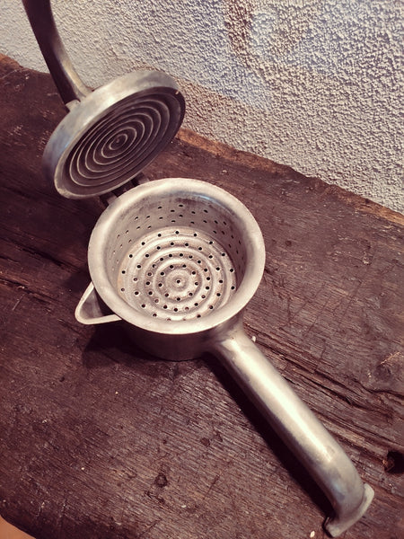 Presse agrumes ancien en métal Pamplemouss Luxe - Le Sélectionneur - Brocante en ligne