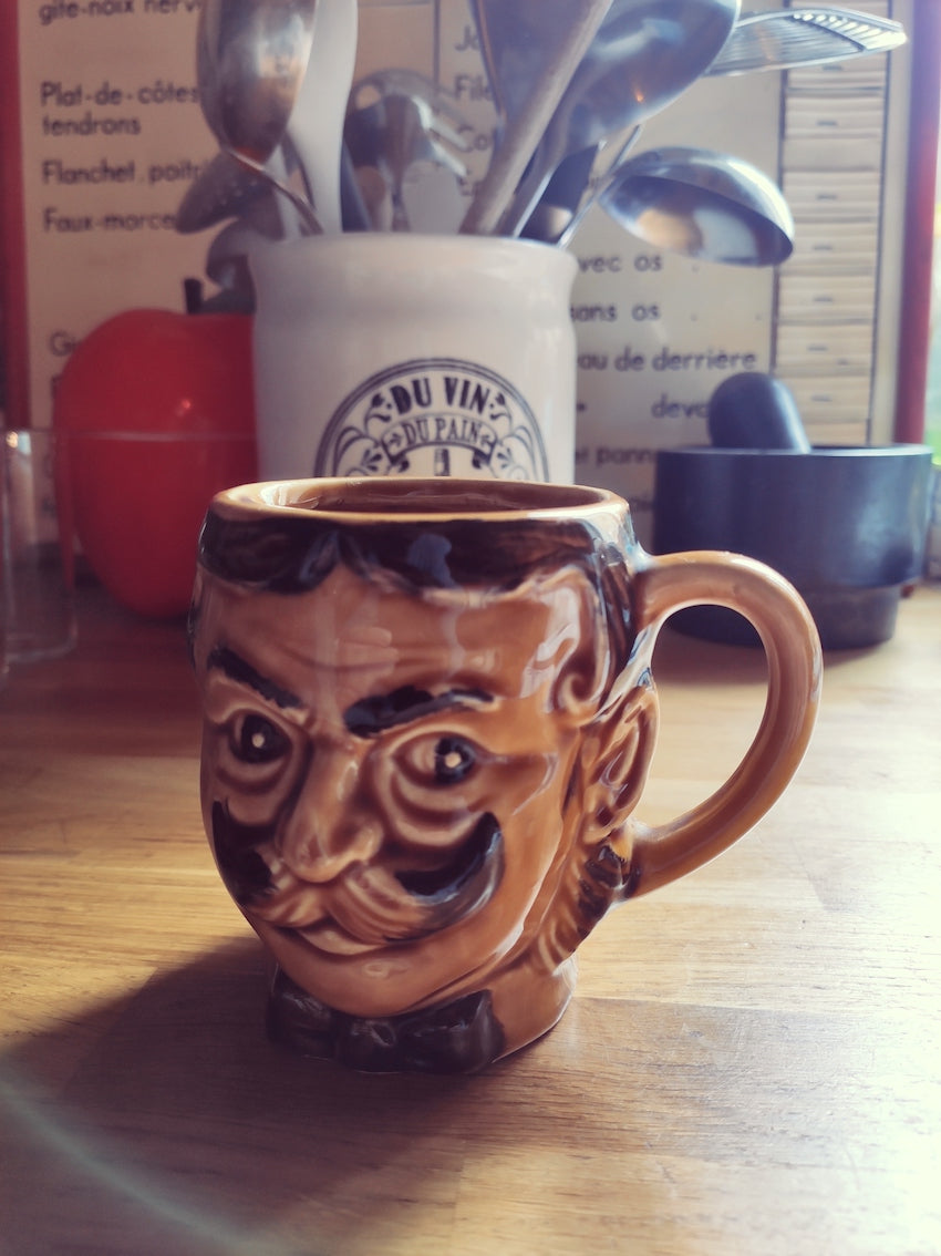 Tasse à moustache ancienne en faïence - Le Sélectionneur - Brocante en ligne