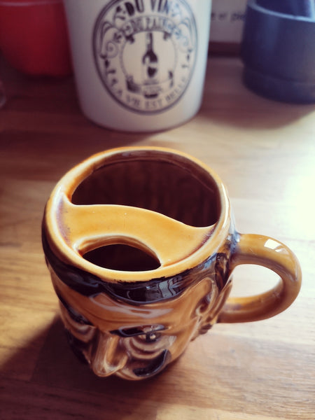 Tasse à moustache ancienne en faïence - Le Sélectionneur - Brocante en ligne