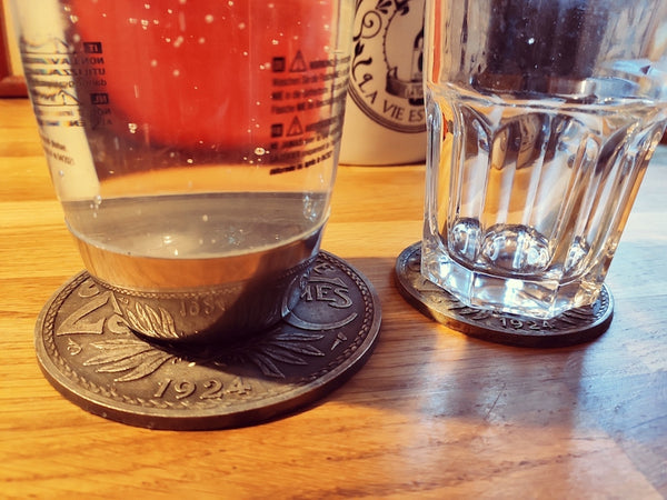 Ensemble de dessous de verres et bouteilles Pièce 25 Centimes Lindauer 1924 - Le Sélectionneur - Brocante en ligne