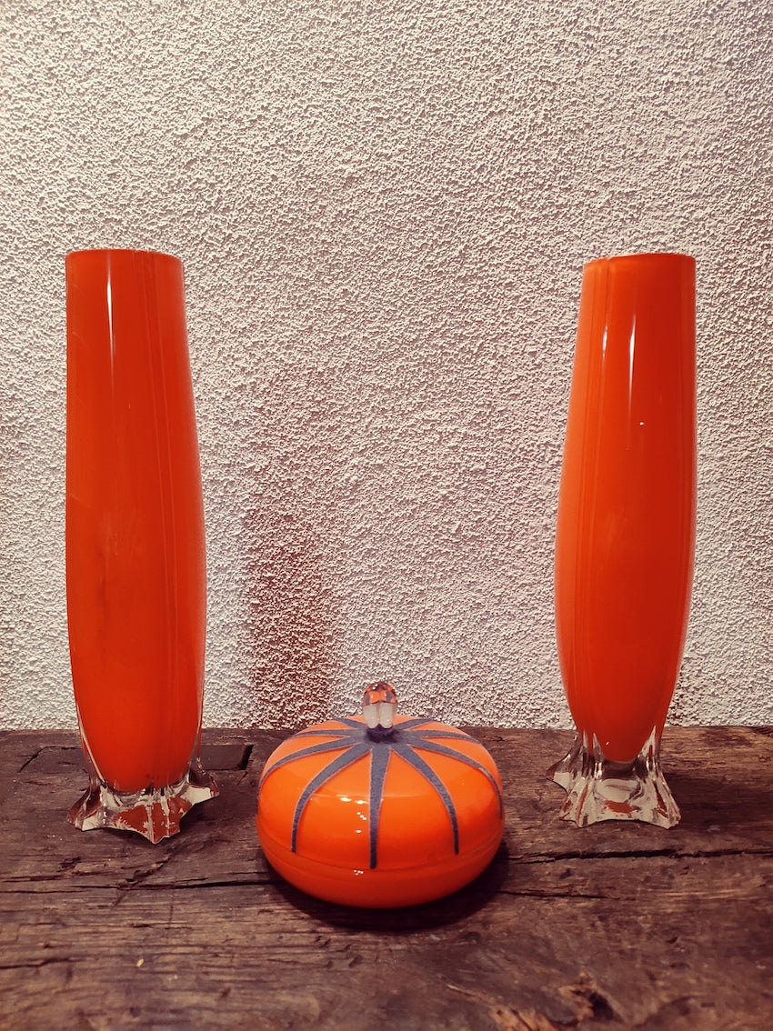 Ensemble de verreries anciennes 2 vases et une boite en verre soufflé orange. - Le Sélectionneur - Brocante en ligne