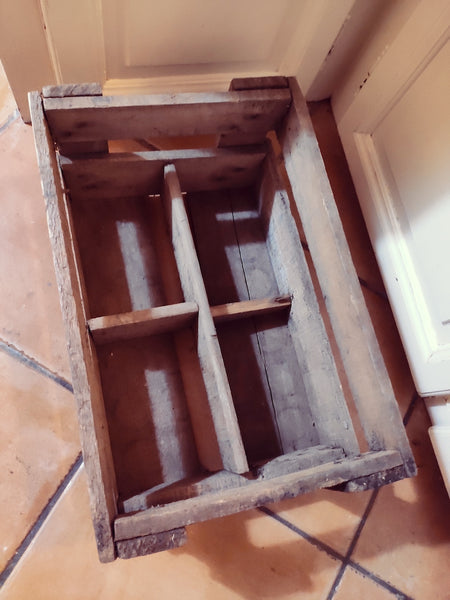 Caisse à bouteilles vintage Pschitt ! Sodas en bois - Années 60. - Le Sélectionneur - Brocante en ligne