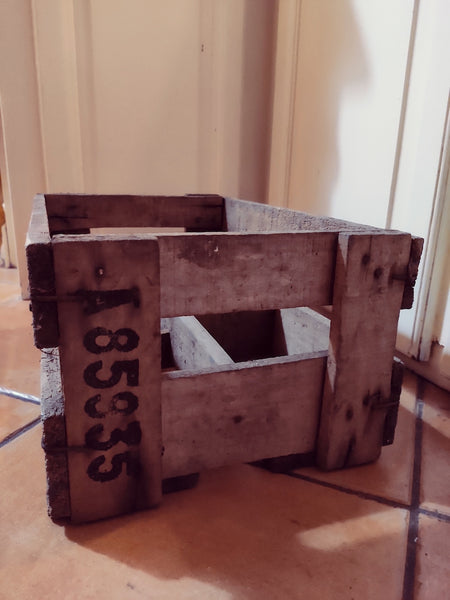 Caisse à bouteilles vintage Pschitt ! Sodas en bois - Années 60. - Le Sélectionneur - Brocante en ligne