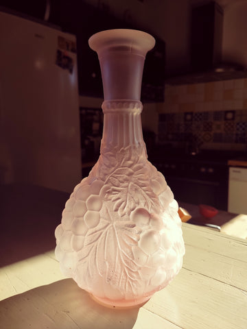 Carafe vintage en verre moulé et poli rose pâle - Le Sélectionneur - Brocante en ligne