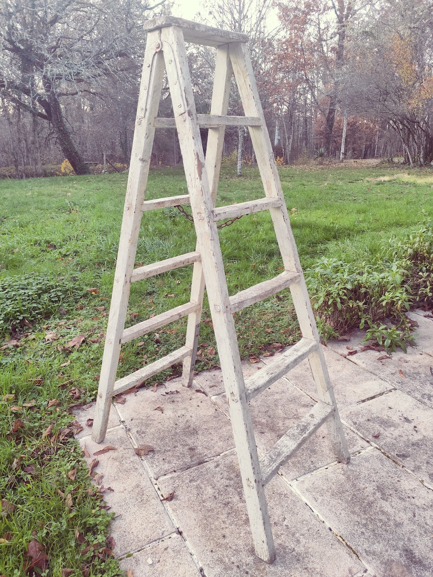 Ancien escabeau de peintre en bois blanc. - Le Sélectionneur - Brocante en ligne