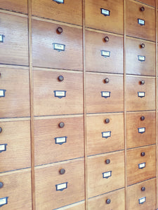 Meuble de notaire vintage 42 clapets en bois - Le Sélectionneur - Brocante en ligne
