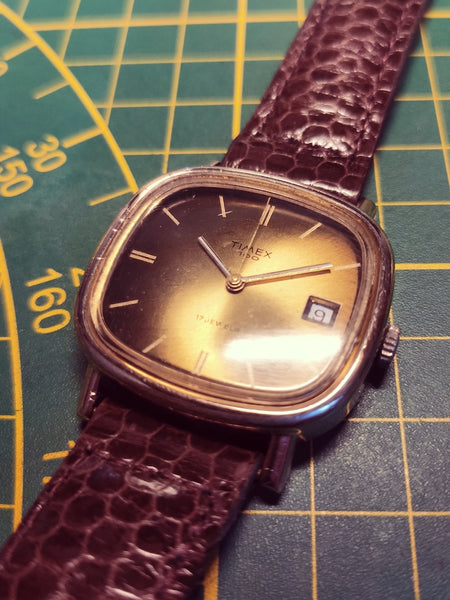 Montre Timex 100 mécanique 17 jewels - Années 70 - Le Sélectionneur - Brocante en ligne