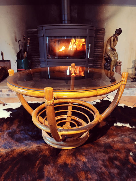 Table basse vintage en rotin et plateau en verre fumé rond - Le Sélectionneur - Brocante en ligne