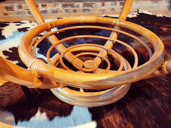 Table basse vintage en rotin et plateau en verre fumé rond - Le Sélectionneur - Brocante en ligne