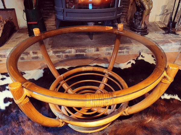 Table basse vintage en rotin et plateau en verre fumé rond - Le Sélectionneur - Brocante en ligne