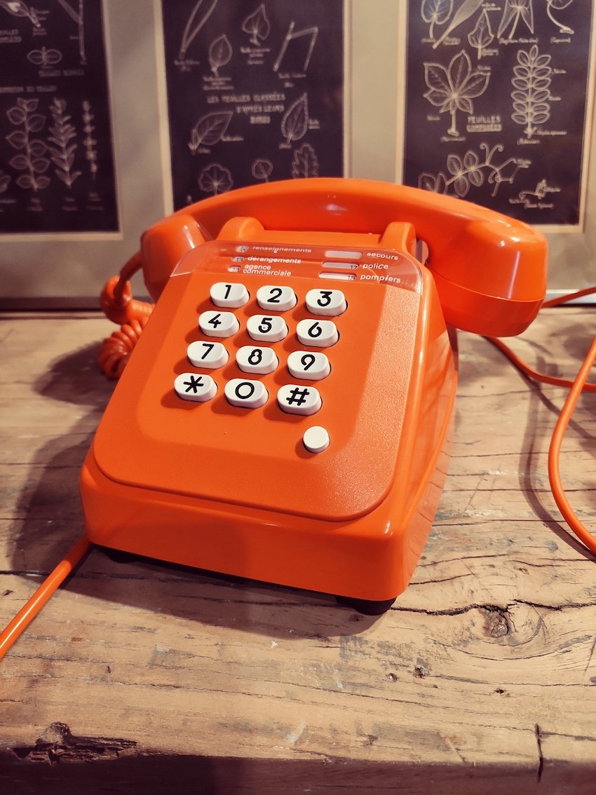Téléphone vintage Socotel S63 à touches orange