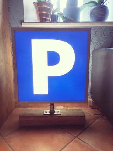 Panneau lumineux Parking détourné en luminaire.