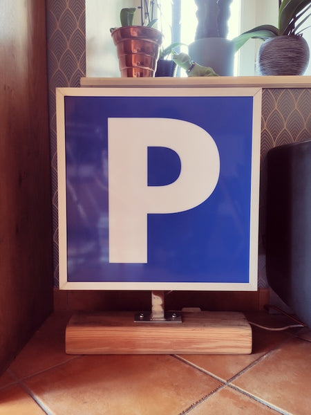 Panneau lumineux Parking détourné en luminaire.