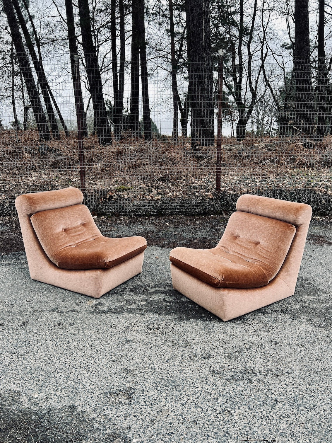 Paire de fauteuils vintages "Space Age" en velours gris rosé - Années 70