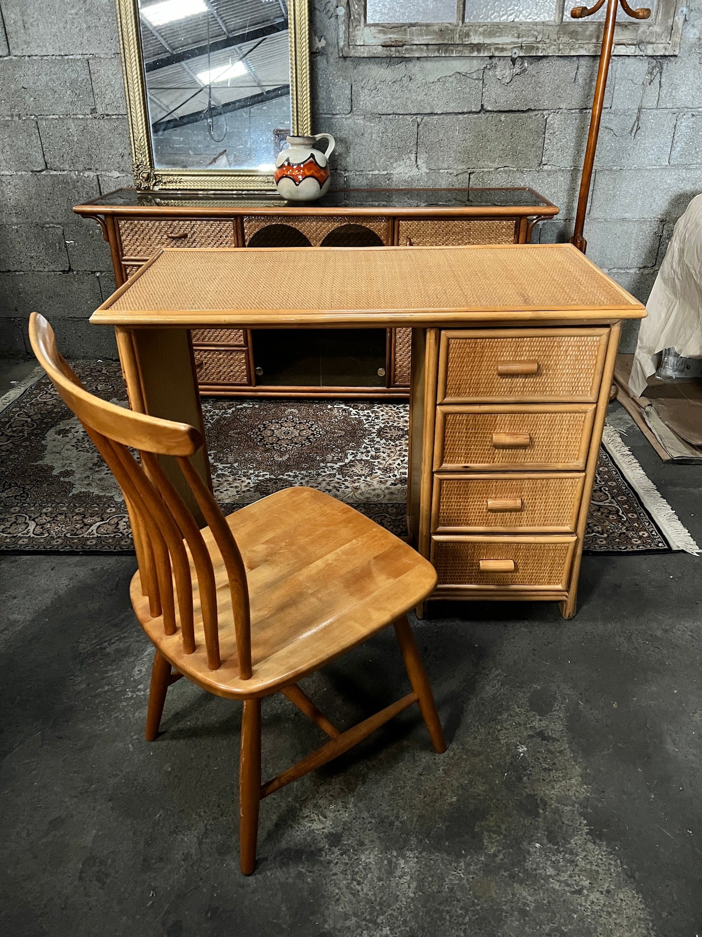 Bureau vintage en bois et rotin tressé à 4 tiroirs