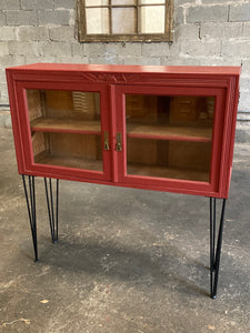 Vitrine / bibliothèque customisée / relookée sur pieds métal