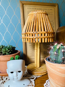 Lampe vintage à poser en rotin et bambou