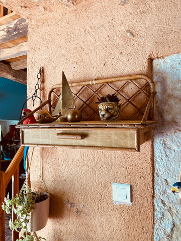 Etagère vintage en rotin et bois avec tiroir