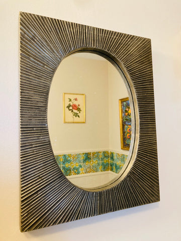 Miroir vintage signé à suspendre en plomb plissé