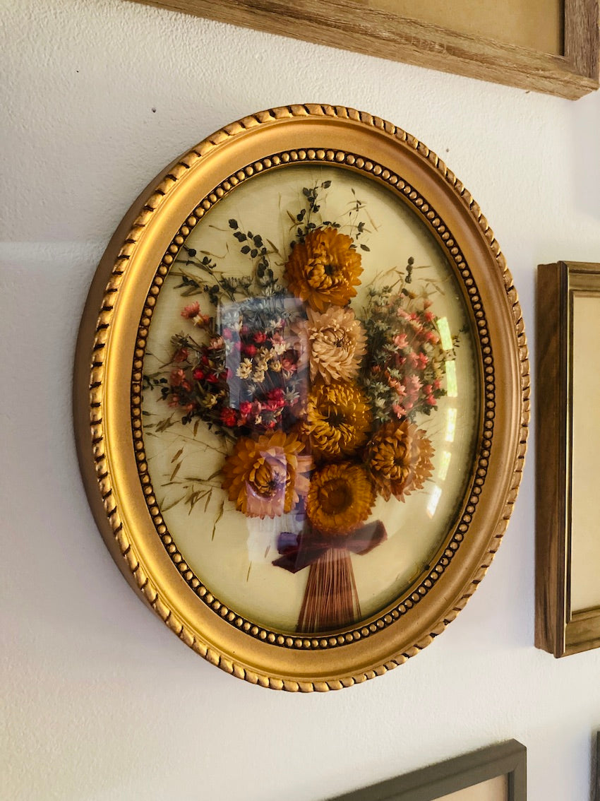 Cadre en verre bombé vintage de fleurs séchées