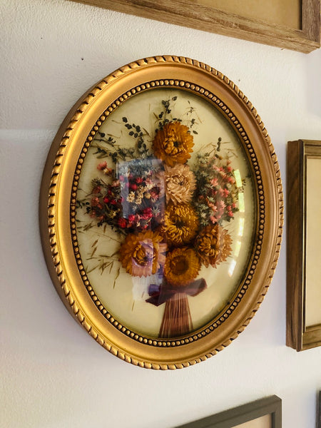 Cadre en verre bombé vintage de fleurs séchées