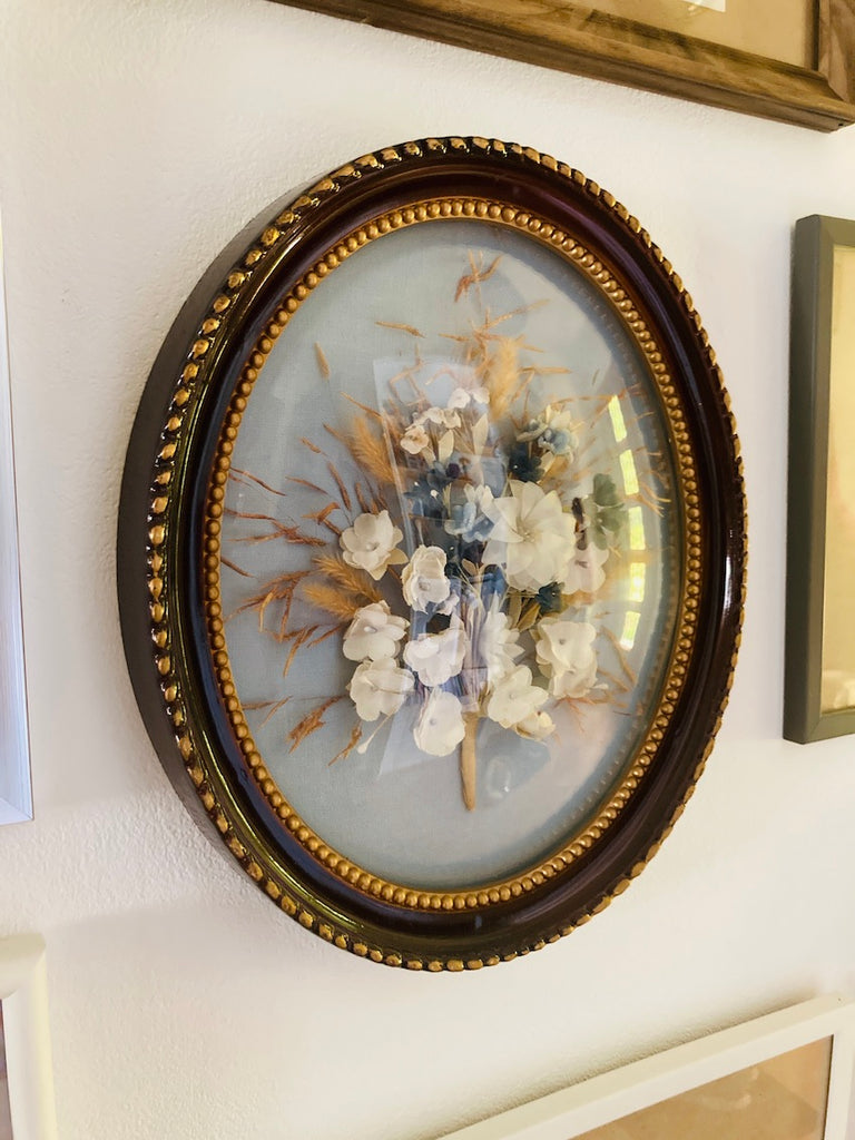 Cadre en verre bombé avec fleurs séchées bleues | Ma Cabane Vintage Cadre en verre bombé avec fleurs séchées bleues | Ma Cabane Vintage