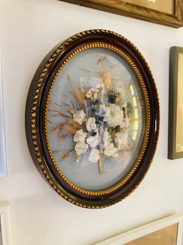 Cadre en verre bombé vintage de fleurs séchées et artificielles