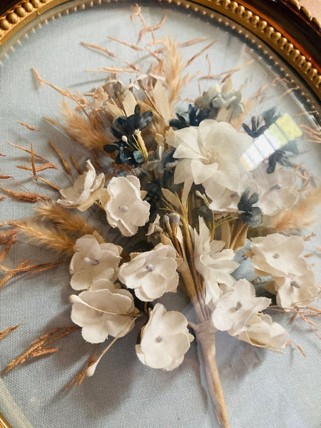 Cadre en verre bombé vintage de fleurs séchées et artificielles
