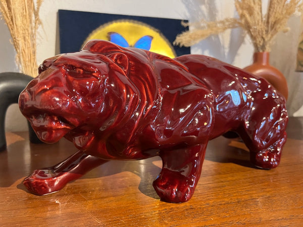 Belle statue Art Déco vintage Le Lion en céramique émaillée rouge bordeaux / grenat - Années 50