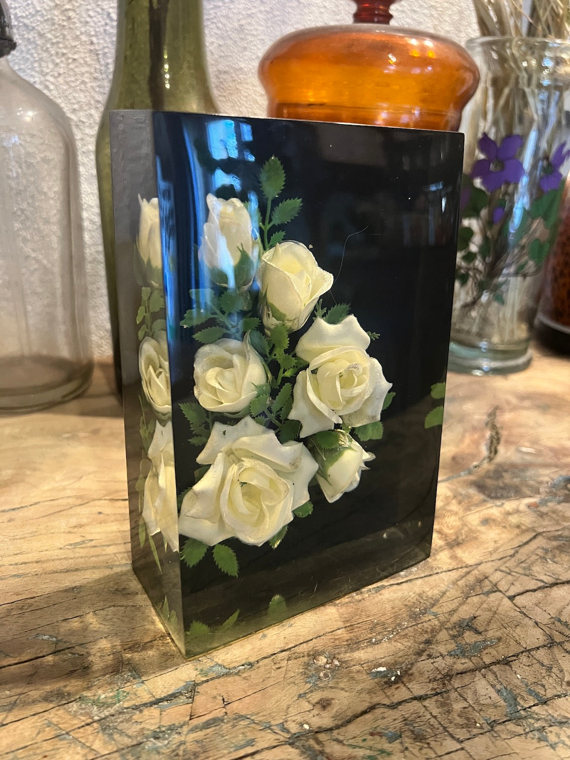 Grand presse-papier vintage en résine en inclusion de roses artificielles - Années 70