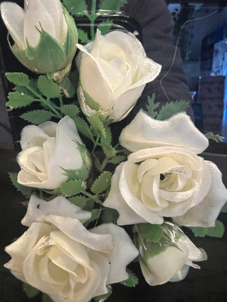 Grand presse-papier vintage en résine en inclusion de roses artificielles - Années 70