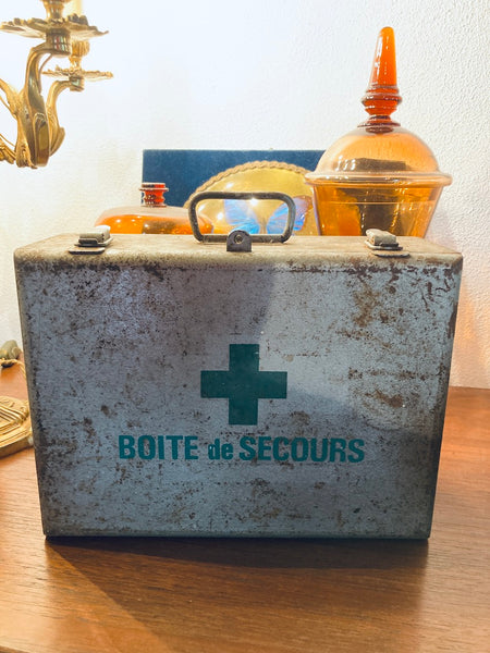 Boite de secours vintage en métal