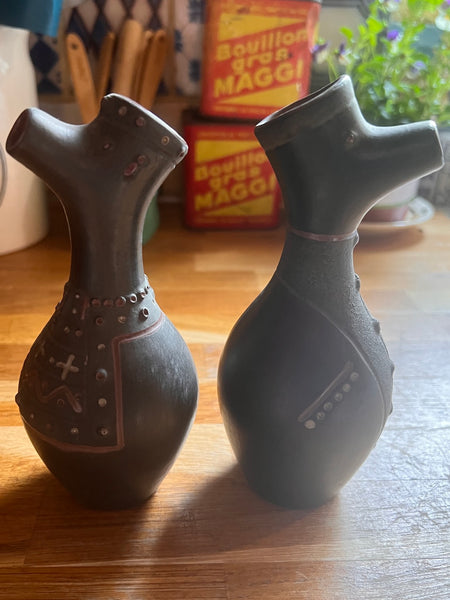 2 petites verseuses vintages Roi / Reine en terre cuite - Amérique du Sud