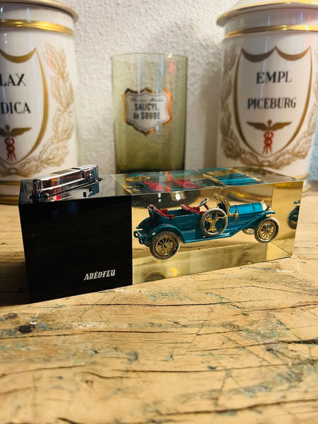 Briquet de table vintage Aréo-feu en résine avec inclusion de voiture miniature