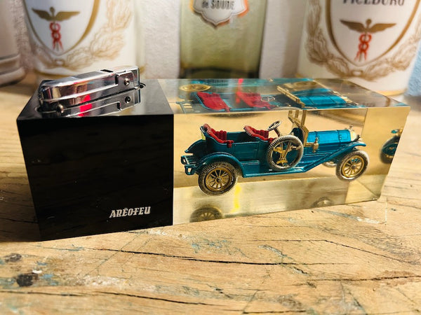 Briquet de table vintage Aréo-feu en résine avec inclusion de voiture miniature