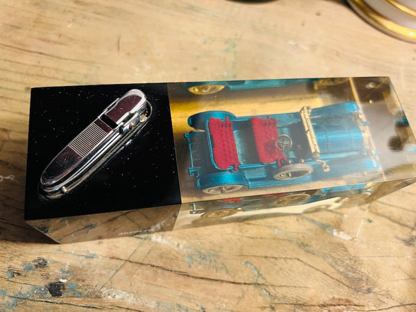Briquet de table vintage Aréo-feu en résine avec inclusion de voiture miniature