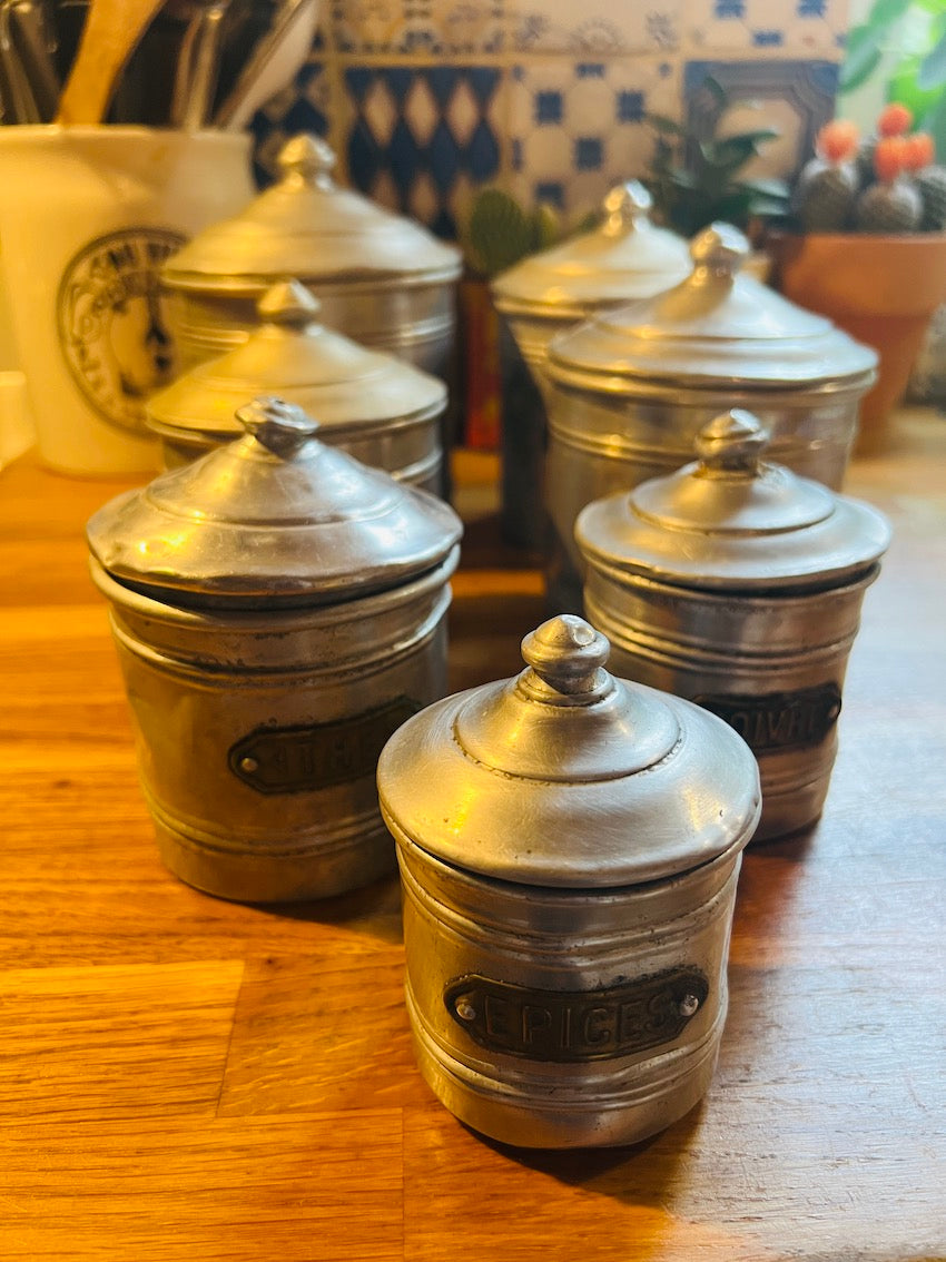 Pots à épices gigognes vintages en aluminium