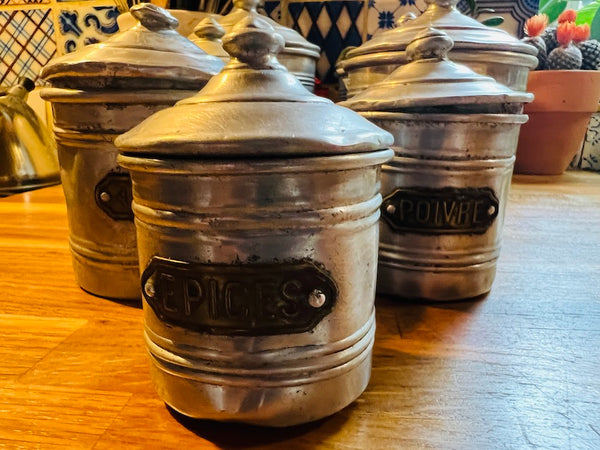 Pots à épices gigognes vintages en aluminium