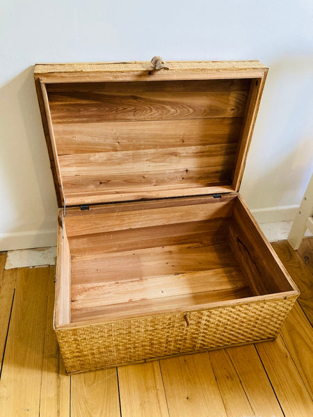 Malle vintage en bois et bambou avec poignées