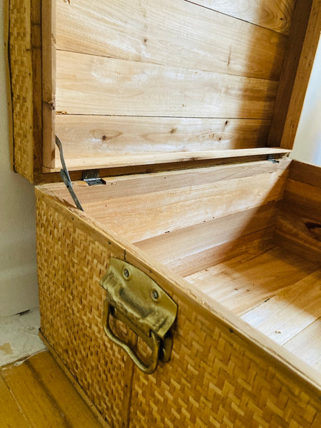 Malle vintage en bois et bambou avec poignées